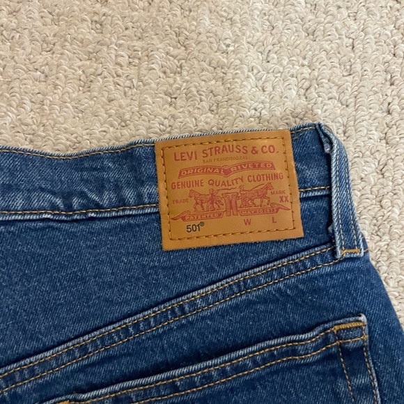 Levi’s 501 Mid-Thigh Shorts - Picture 3 of 7